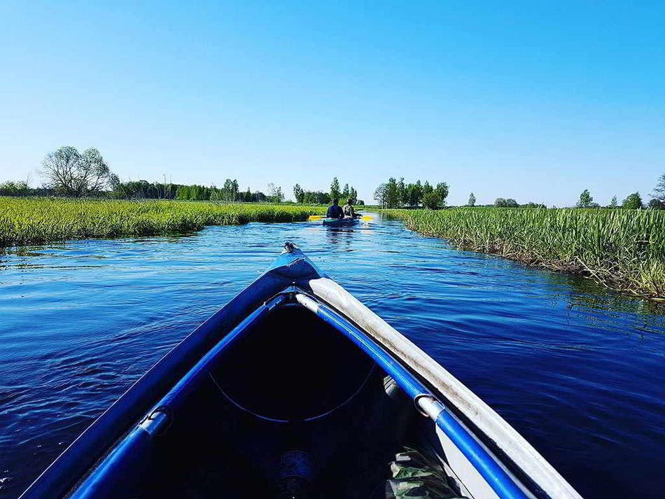 Kanufahrer auf einem Gewässer im Naturpark Dümmer.