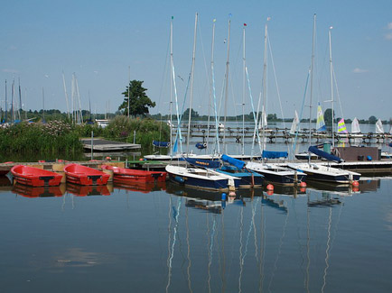 Boote an einem Anlegesteg.