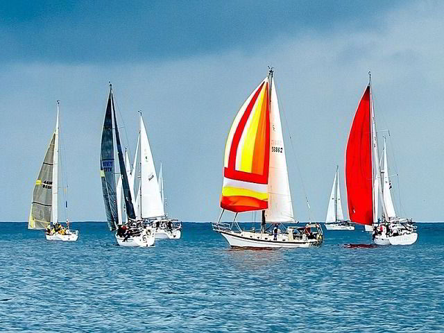 Segelboote auf dem Wasser.